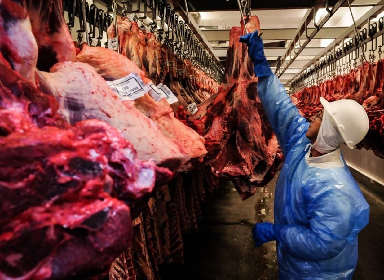Brasil começa a pagar sobretaxa de 55% na carne bovina exportada à China a partir de hoje