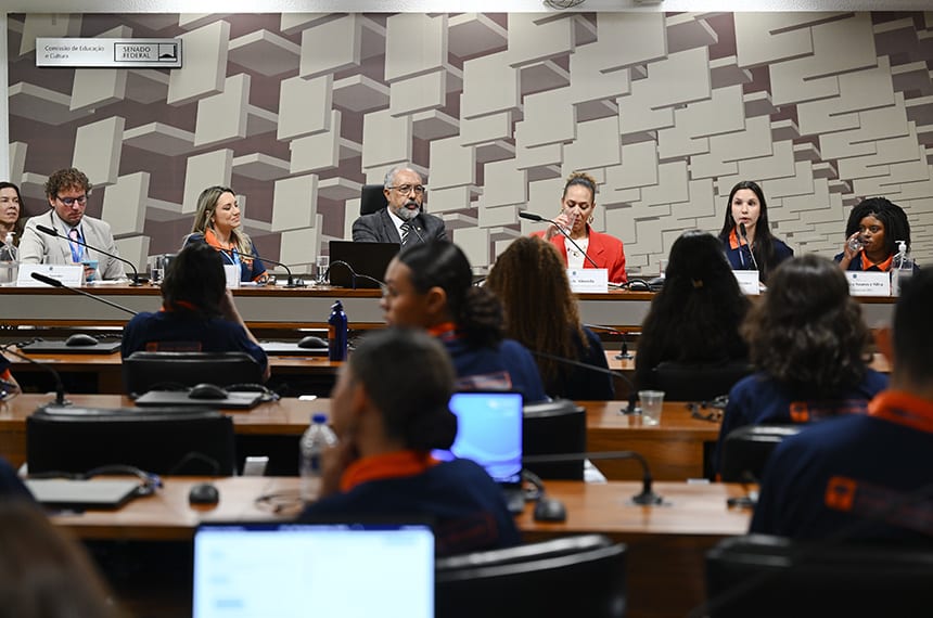 Audiência com 'jovens senadores' pede educação midiática e regulação de algoritmos