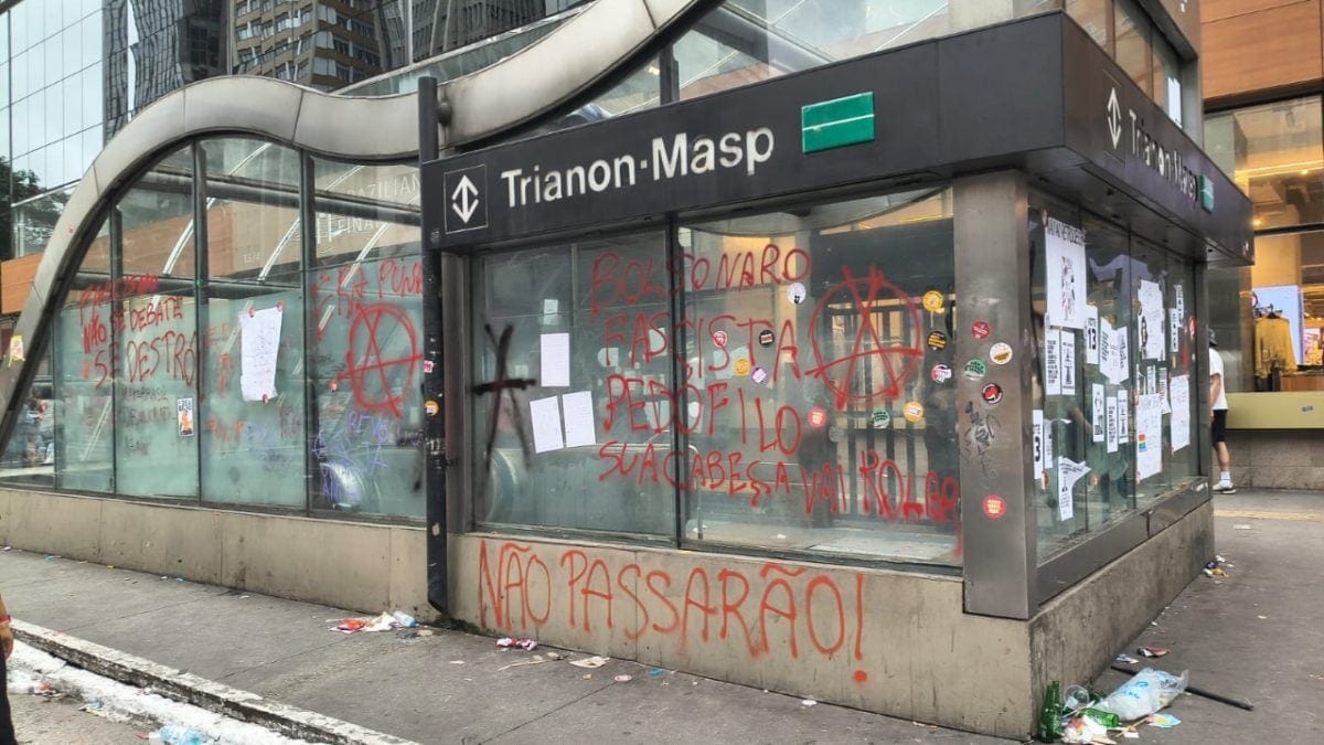Manifestantes pró-Lula depredam estações de metrô na Paulista, diz PM
