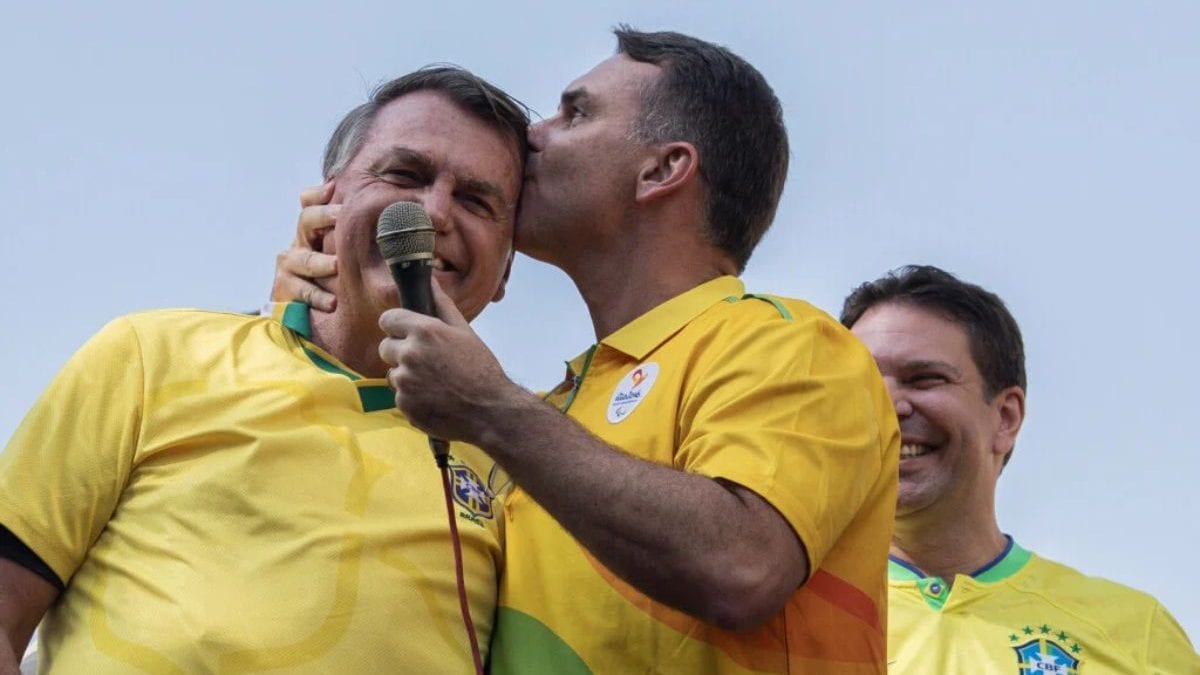 Sem ver Bolsonaro há mais de 3 meses, Flávio se prepara para reencontro com pai após decisão de Moraes: ‘Estou ansioso’