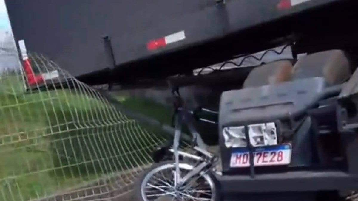 “Nasceu de novo”: bicicleta fica presa embaixo de carreta após acidente entre carretas e ciclista escapa ileso em SC