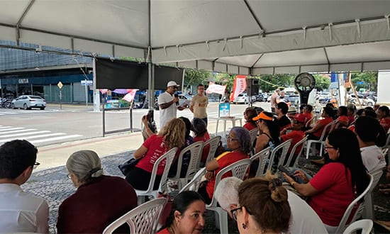 Professores ocupam praça em Aracaju e pedem que TJSE medie impasse com o governo