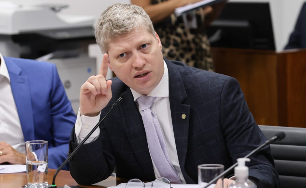 Marcel lidera vaquinhas para o Senado e é segundo no país
