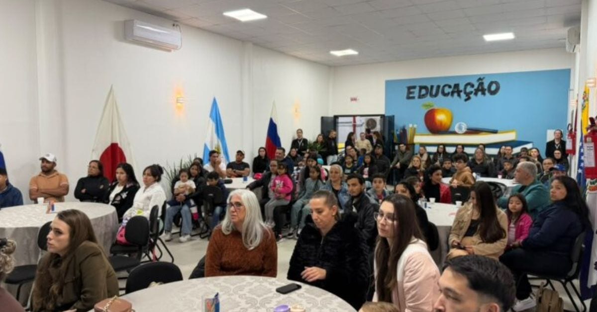 Governador Celso Ramos lança curso gratuito de português para famílias estrangeiras