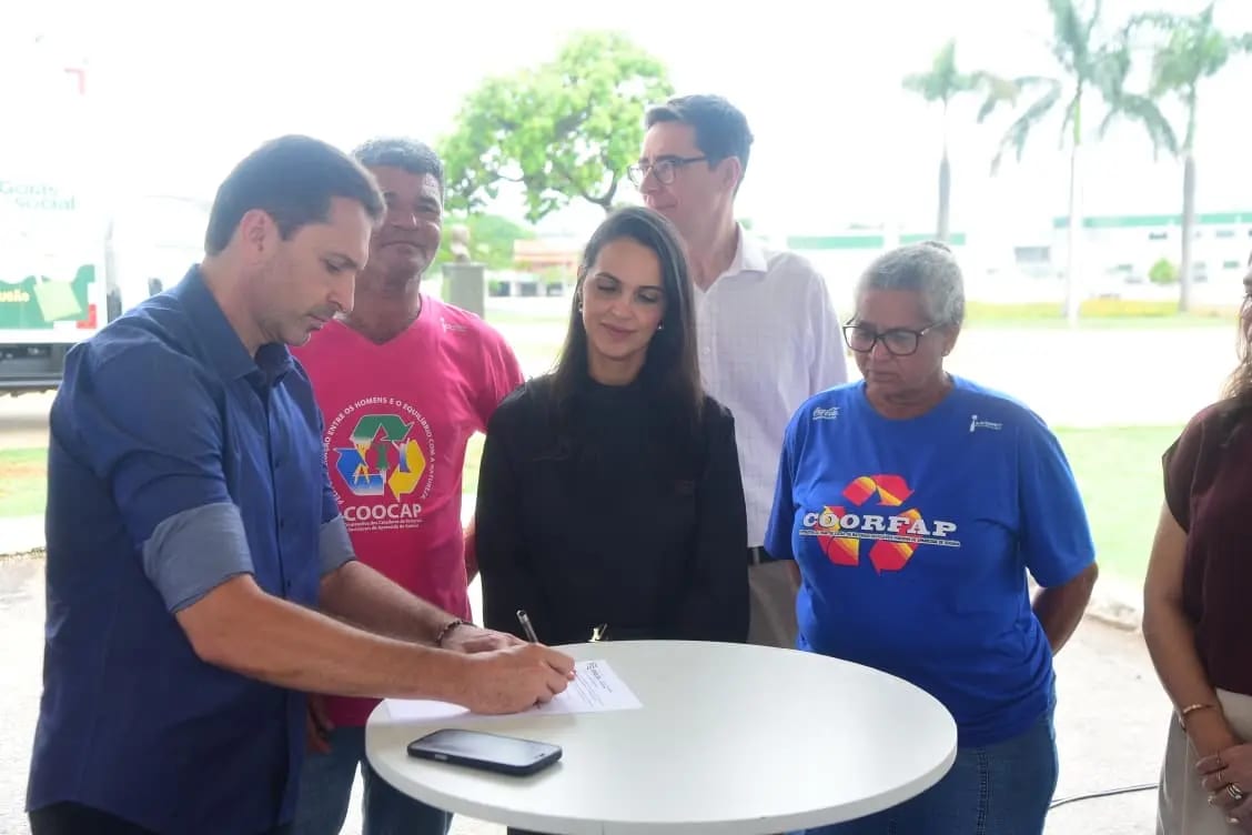Aparecida recebe caminhão para coleta seletiva e área para sede de cooperativa