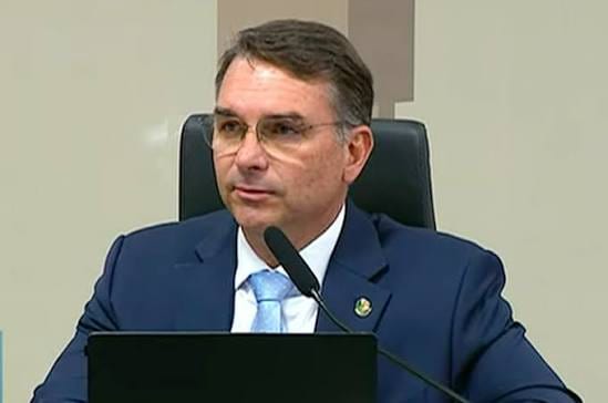 Flávio Bolsonaro foge do Brasil 24 horas depois de ser derrotado nas urnas
