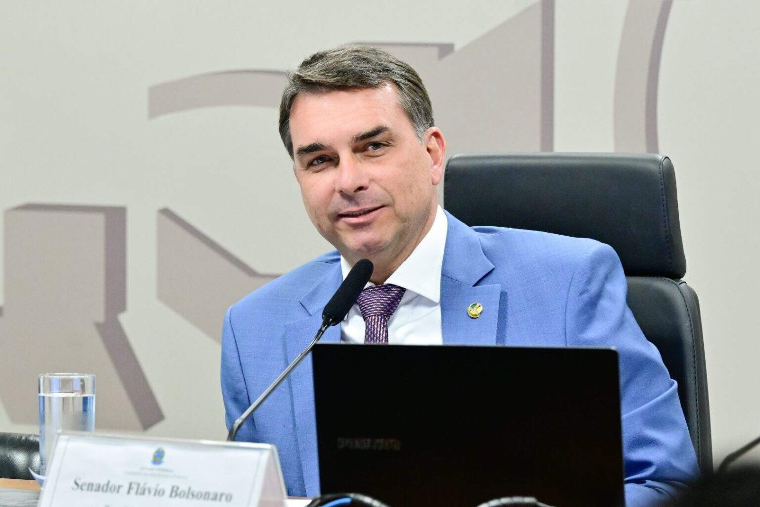 Flávio Bolsonaro comenta sobre rejeição entre eleitoras femininas