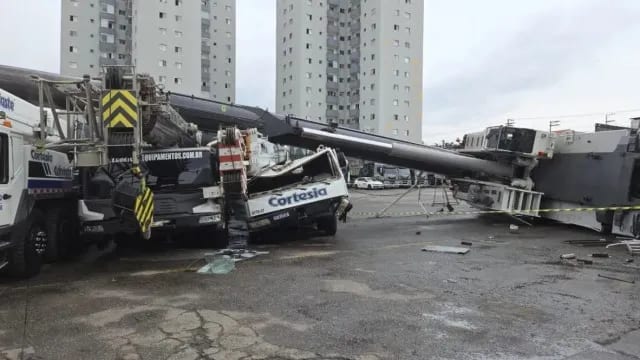 Guindaste cai sobre monotrilho e é atingido por trem em SP