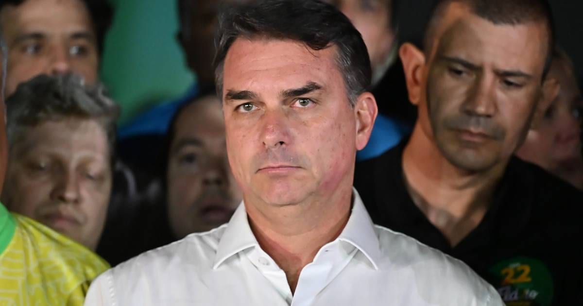 ‘Estados Unidos do Brazil’: o erro no brasão em carta de Flávio Bolsonaro à nação