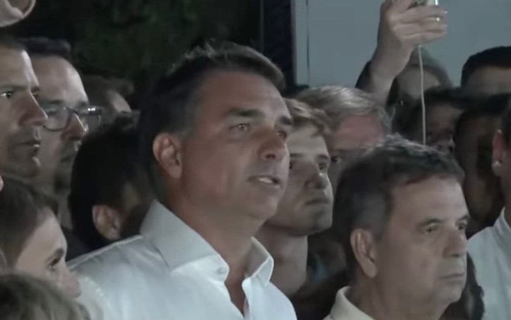 Flávio Bolsonaro anuncia recurso para tentar anular resultado das eleições