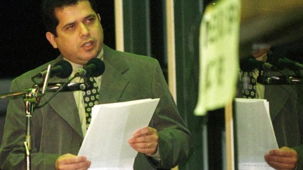 Voto de Bolsonaro contra cassação de Talvane Albuquerque volta ao debate eleitoral
