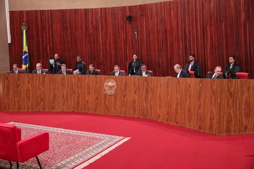 TSE estabelece limites para campanhas de Lula e Flávio associarem adversários ao crime organizado