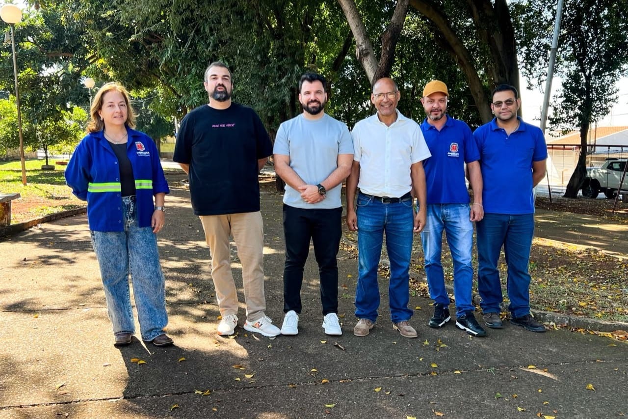 Jean Mizzoni vistoria benfeitorias na Praça Antonio Baptista