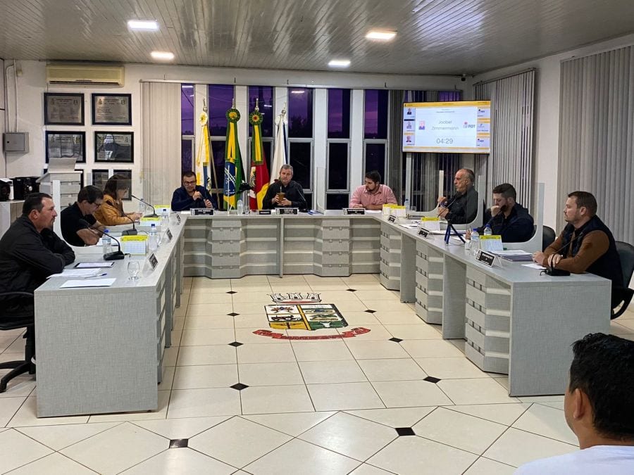Vereadores analisam matérias e projetos durante sessão da Câmara de Catuípe
