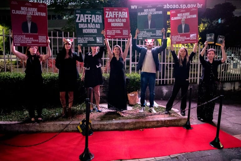 Claudio Zaffari recebe Título de Cidadão; ativistas fazem troféu 'Compromisso Zero'