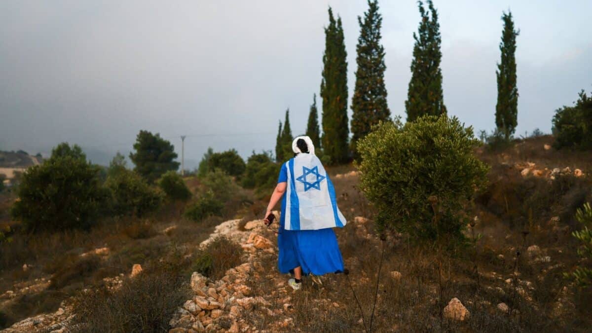 Colonos israelenses levam azeitonas de palestinos e aumentam violência na colheita