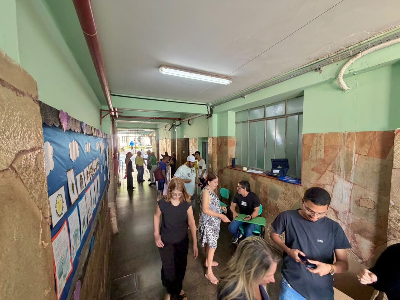 Votação em Goiânia começa tranquila, com poucas filas e urnas até 17h