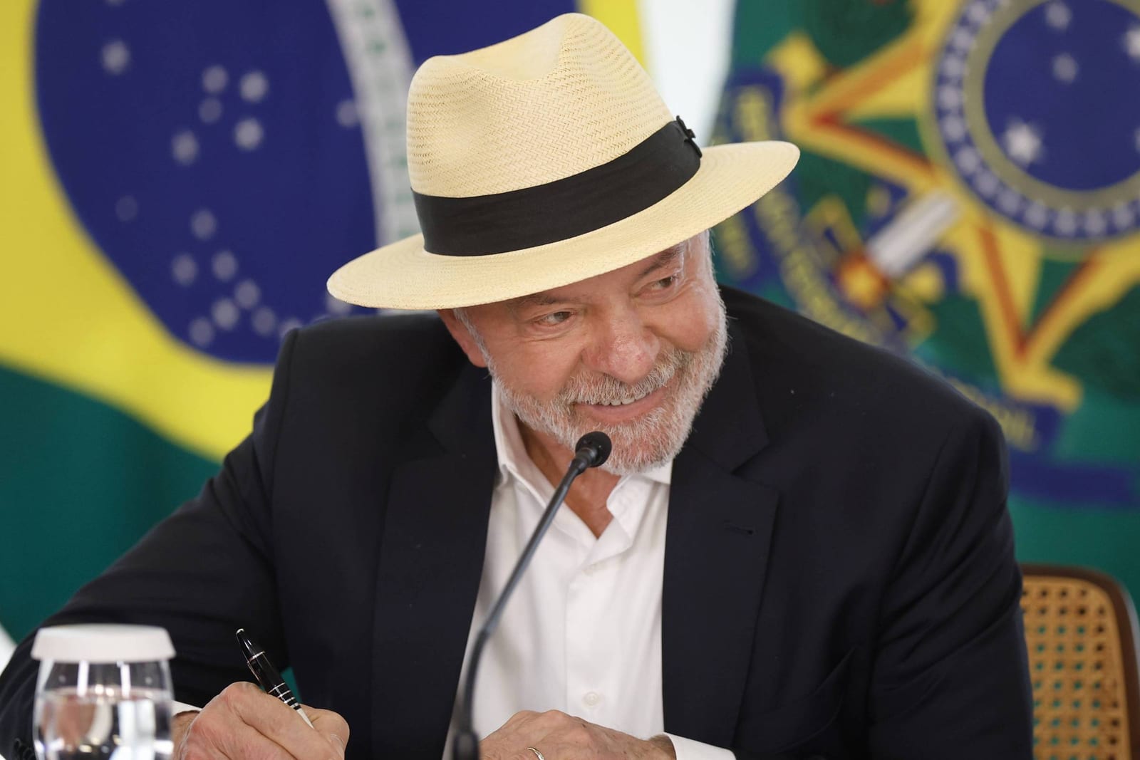 Campanha de Lula ataca Flávio Bolsonaro na TV e tenta pressioná-lo antes de entrevista ao vivo