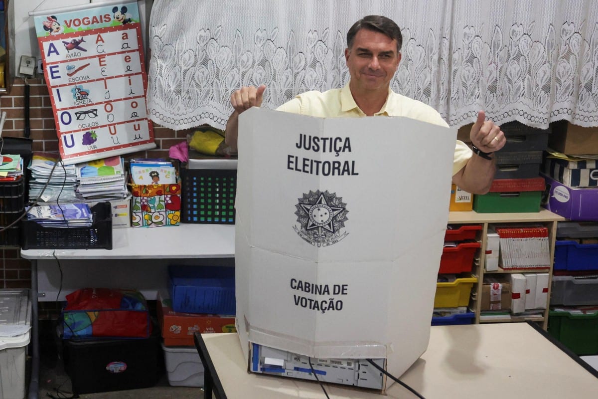 Vantagem de Flávio Bolsonaro no 1º turno contrata forte rali nos ativos domésticos