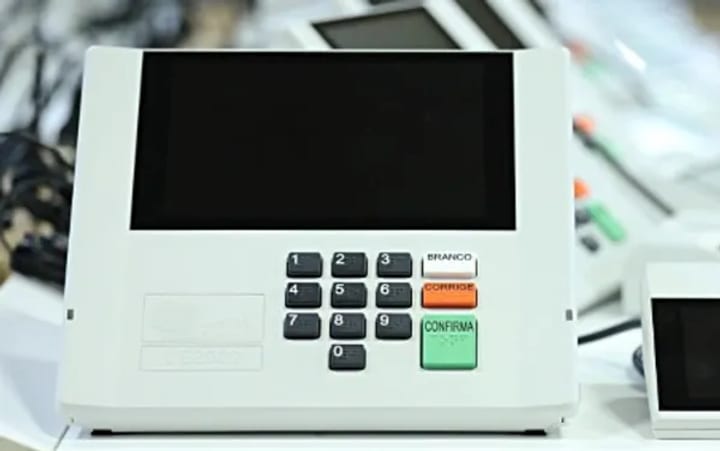 TRE-GO substitui urnas que travaram por falha em dispositivo de segurança