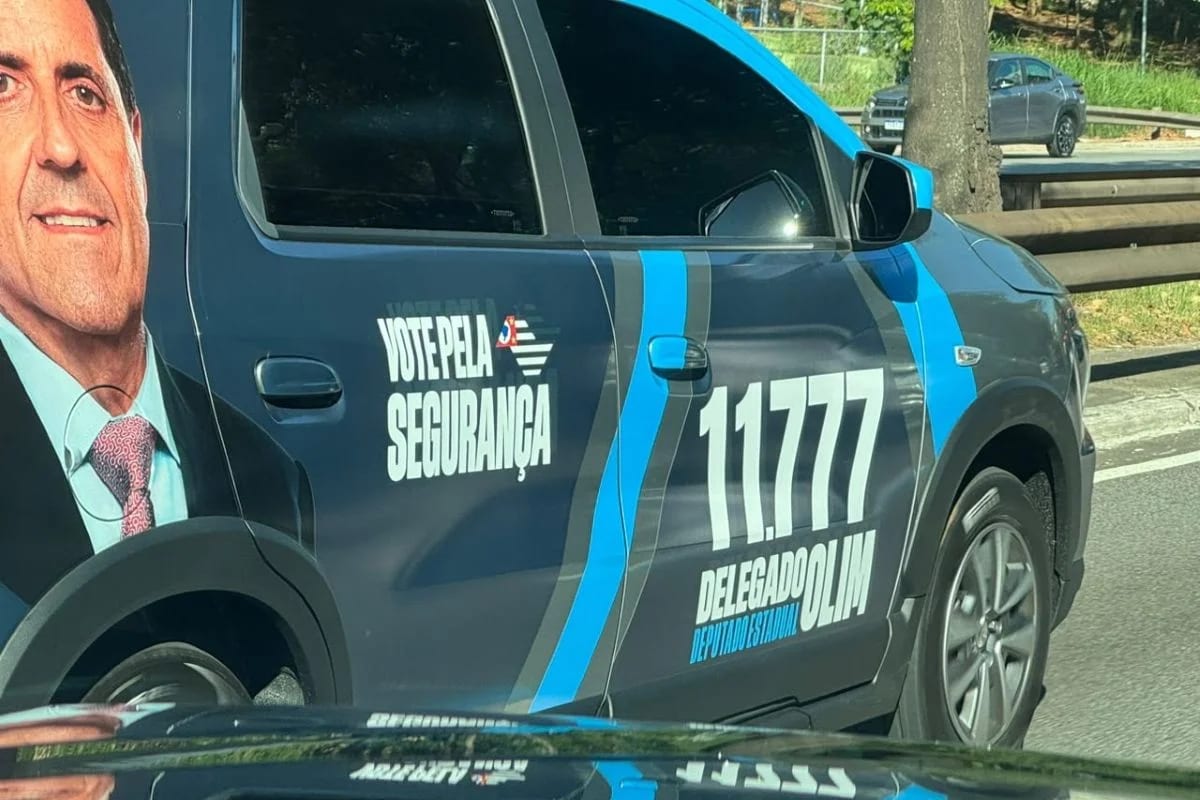 Carro da campanha do deputado Delegado Olim circula adesivado irregularmente em SP