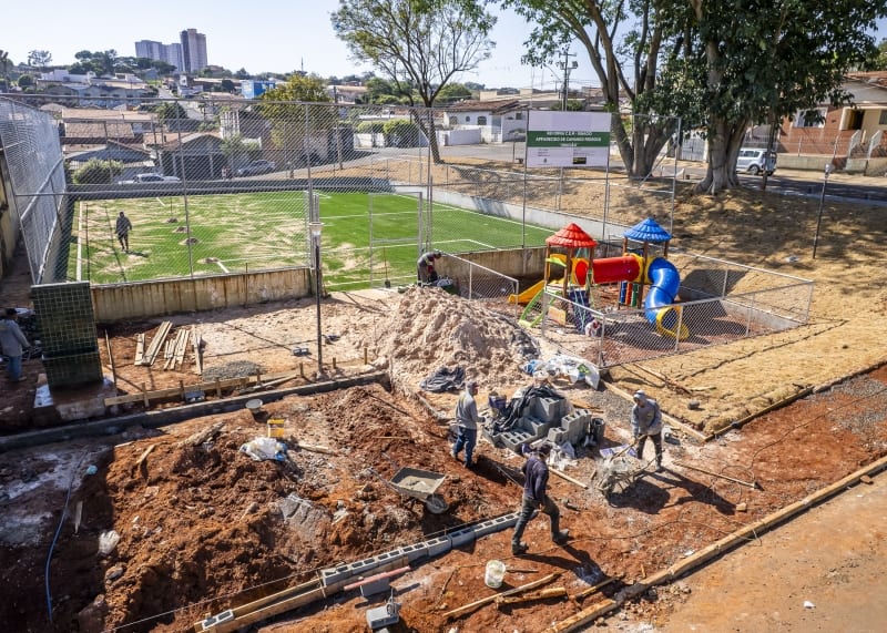 Piovezan visita obras do novo campo society no bairro Sartori