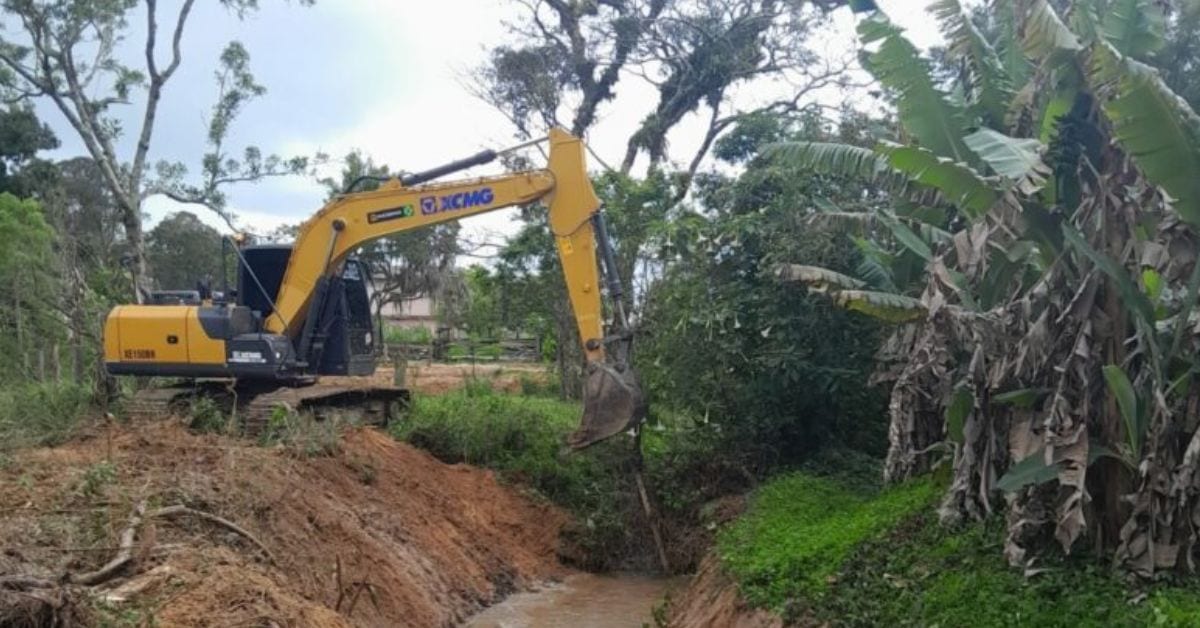 Governador Celso Ramos inicia limpeza de rio no bairro Palmas