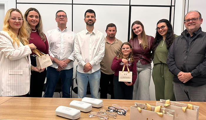 Programa Criança com Visão entrega óculos a 23 alunos de Gravatal