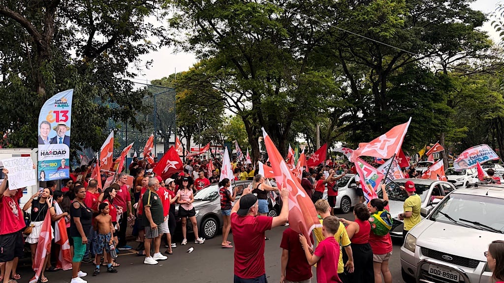 Dezenas de apoiadores de Lula também fazem manifestação em Americana
