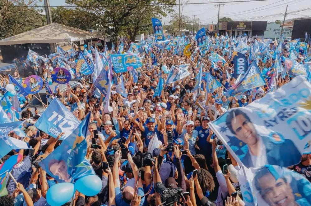 Caminhada do 44 pinta Taquaralto de azul em onda pró-Dorinha em Palmas