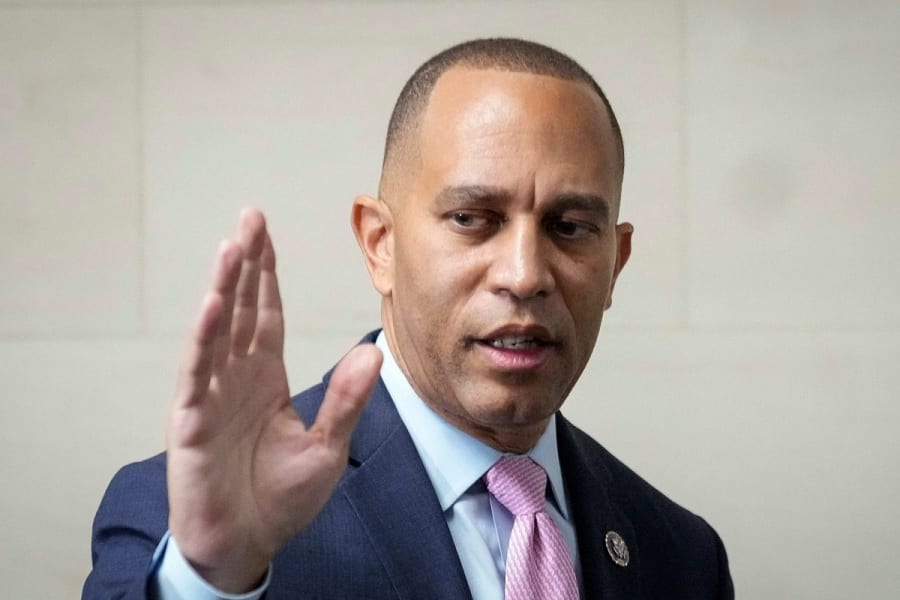 Jeffries chama guerra dos EUA contra o Irã de “desastre” de Trump