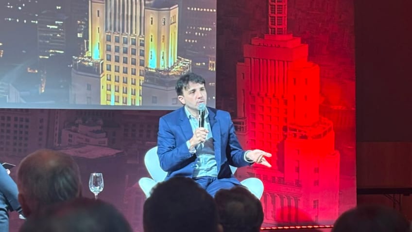 Renan Santos chama público de Lula de “zumbis” em evento em São Bernardo