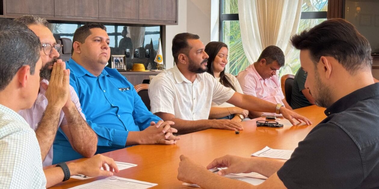 Vereadores participam de assinatura de ordem de serviço para obras de infraestrutura em Paraíso do Tocantins