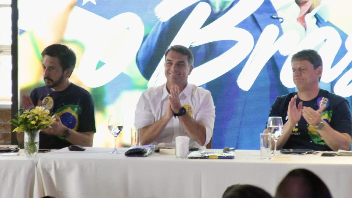 Flávio Bolsonaro pede agilidade da Justiça Eleitoral em evento com Tarcísio de Freitas