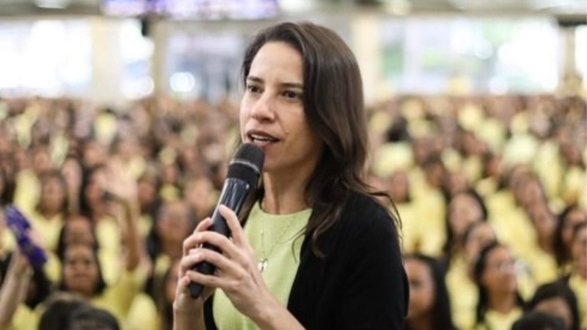 ‘Respeite a minha dor’: candidata ao governo de Pernambuco reage após cartaz citar morte do marido durante campanha elei