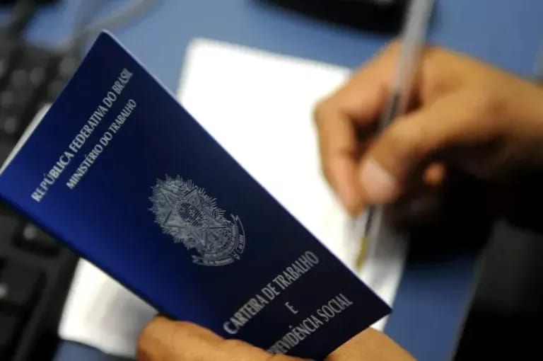 PEC acaba com escala 6×1 e reduz jornada de 44 para 40 horas