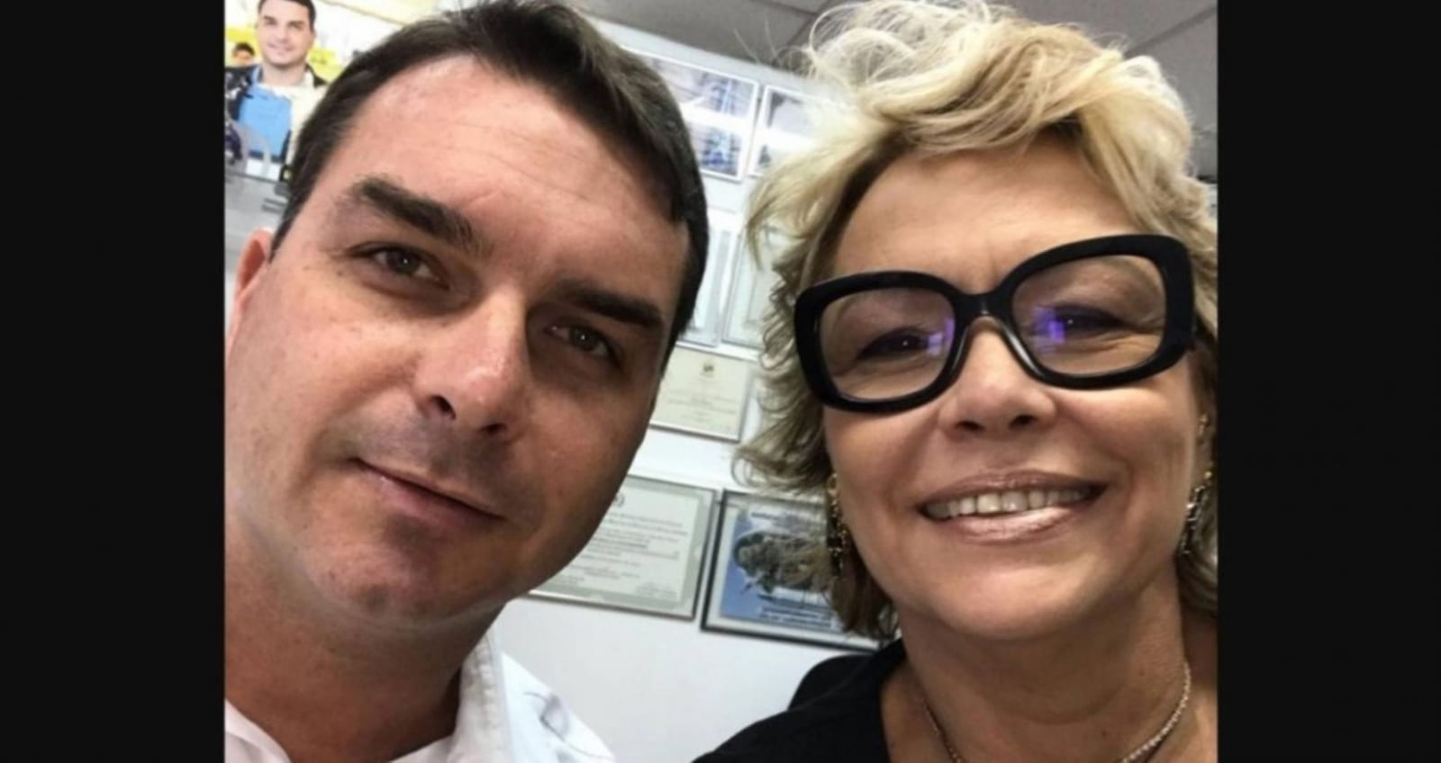 Mãe de Flávio Bolsonaro lamenta saída do filho do Brasil: “Até breve”