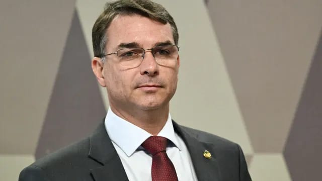 Flávio Bolsonaro, que não reconhece derrota, disse em sabatina que respeitaria resultado