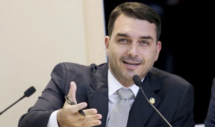 Aliados desconhecem paradeiro de Flávio Bolsonaro; residência está sem movimentação
