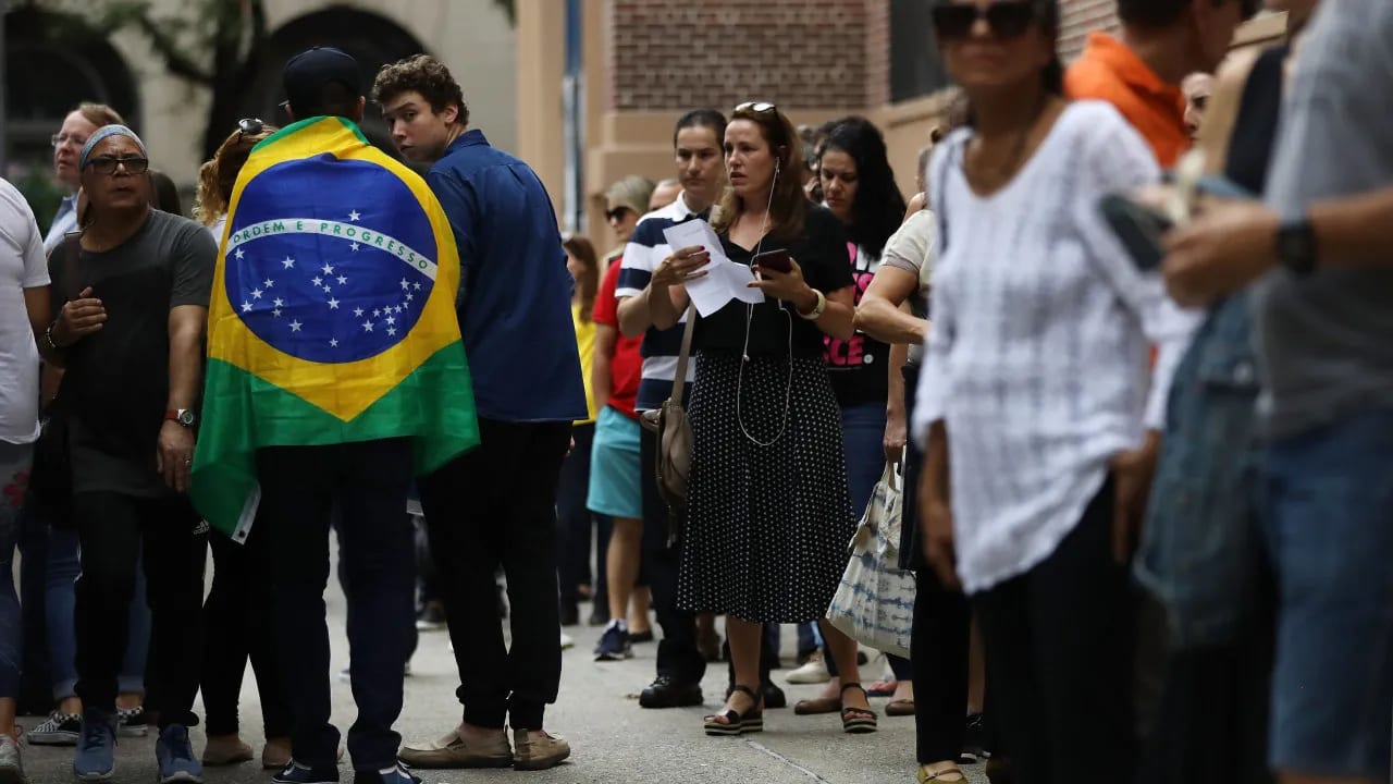 Apoiadores de Flávio organizam caravanas para votar em Nova York, e Miami tem clima tenso entre eleitores