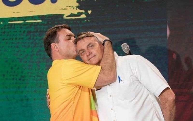 "Espero olhar no olho, dar um abraço", diz Flávio sobre reencontrar Jair Bolsonaro