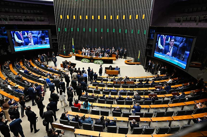 Três senadores disputam cadeiras na Câmara e na Assembleia; quatro tentam suplência