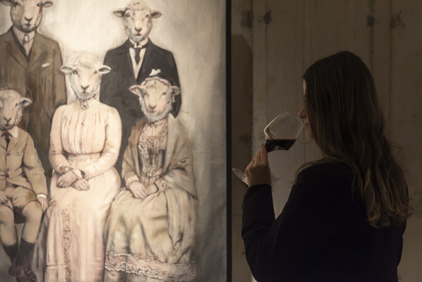 Vinícola Luiz Argenta transforma túnel entre caves em galeria de arte com obras inspiradas na família