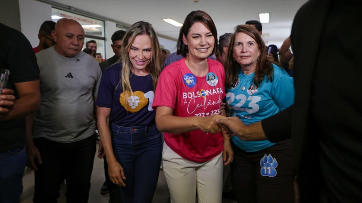 Michelle Bolsonaro vaiada e reage a agressões verbais em votação no Lago Norte