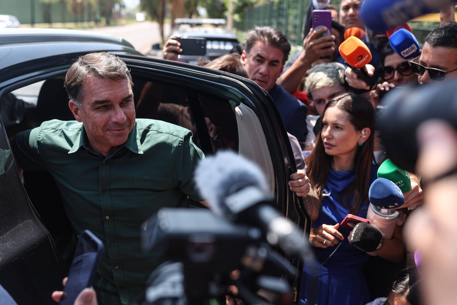 Após visita a Jair, Flávio Bolsonaro diz que pai ficou feliz com 1º turno e está otimista com futuro