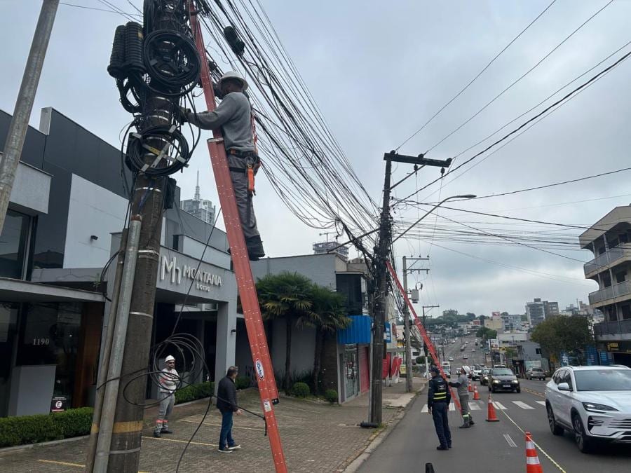 Lajeado intensifica retirada de fios abandonados nos postes