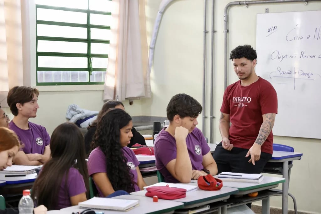 Aprovados em Medicina e Direito na USP voltam a escola estadual de Ribeirão Preto para incentivar estudantes às vésperas