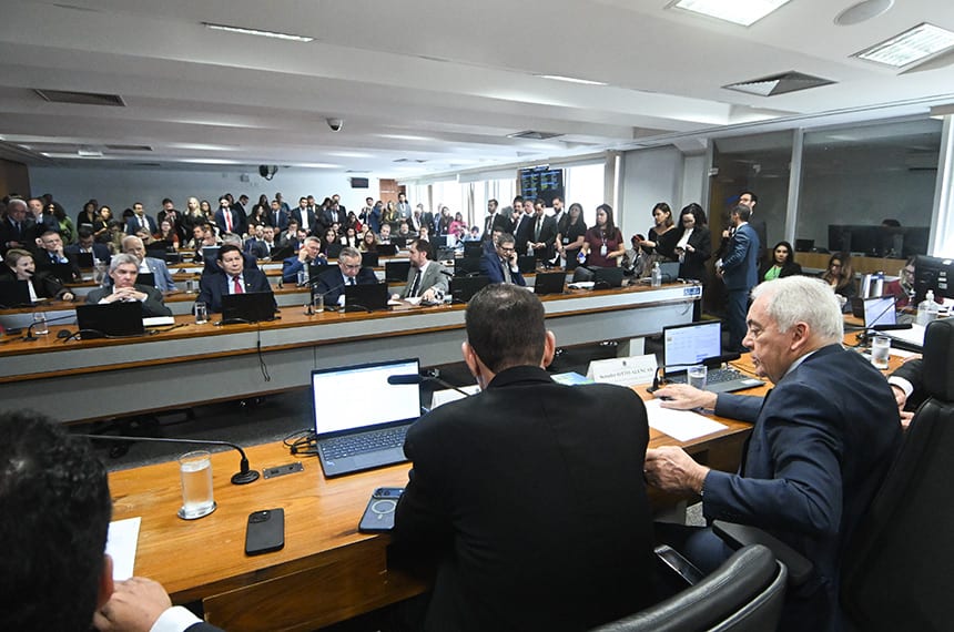 Pauta da CCJ reúne escala 6x1, segurança e regras de trânsito