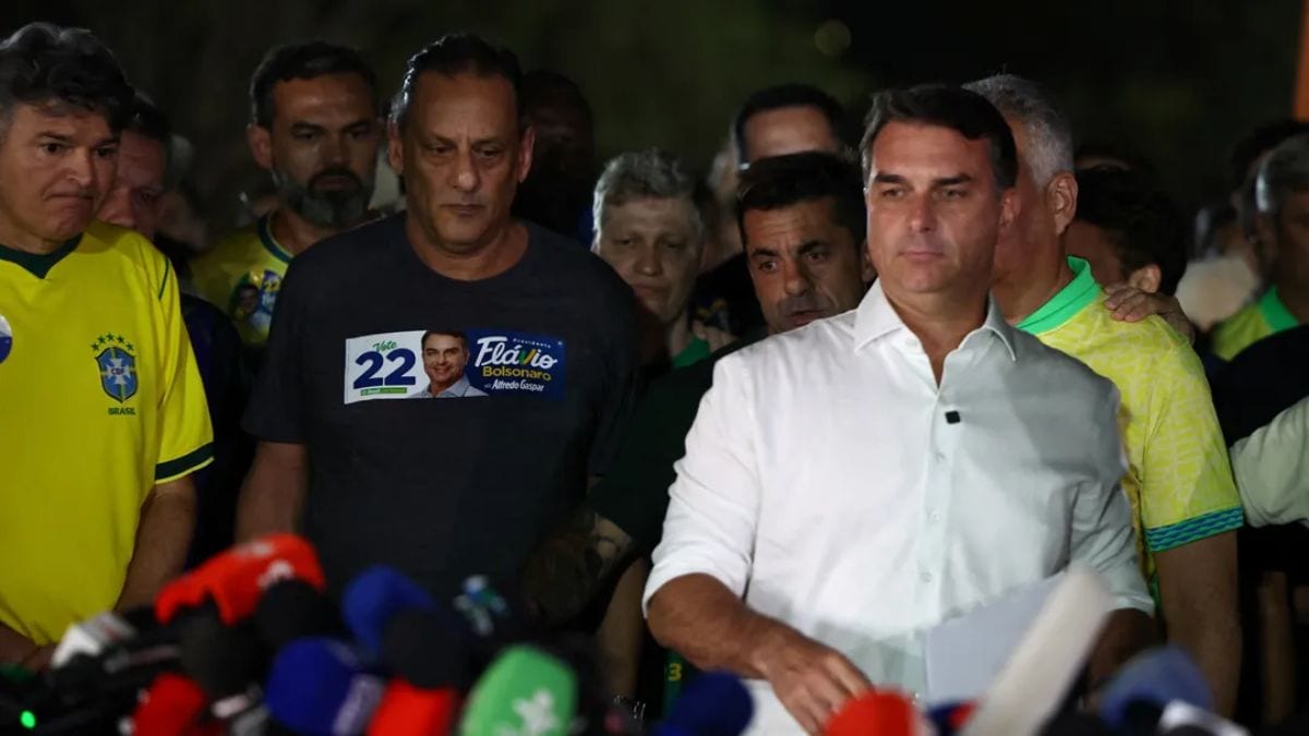 Flávio Bolsonaro ameaça pedir anulação da eleição após derrota para Lula