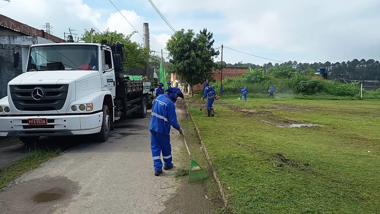Arujá realiza serviços de limpeza e zeladoria em diversos pontos da cidade